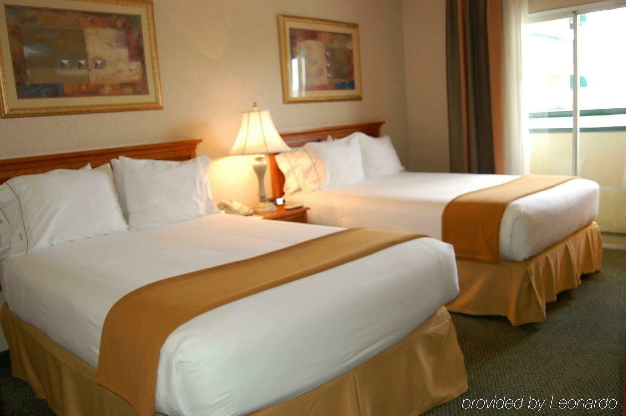 Express & - Angeles By Ihg Hotel