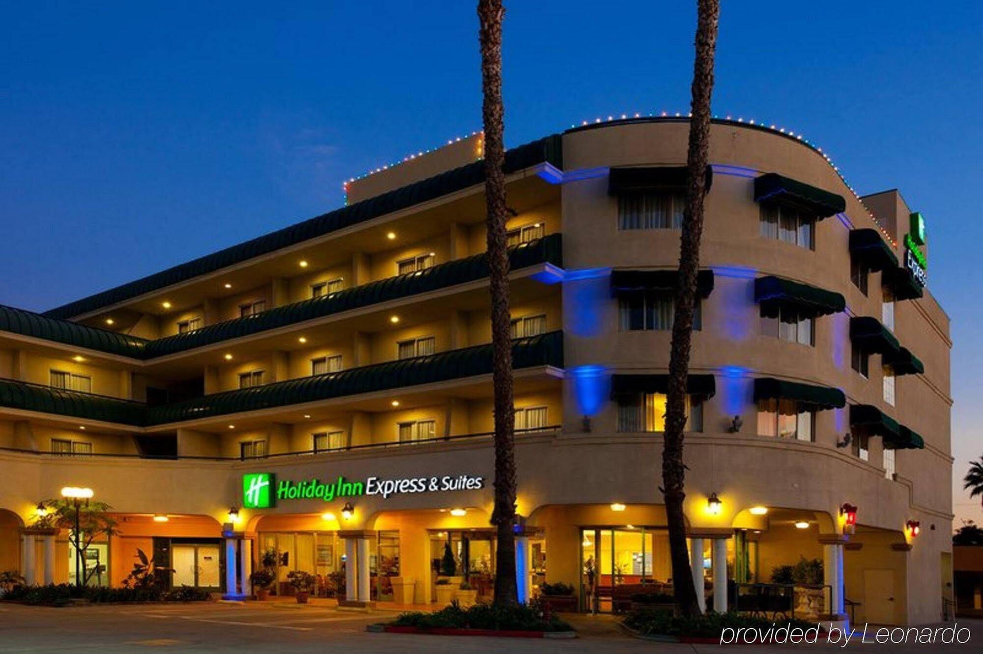 Express & - Angeles By Ihg Hotel